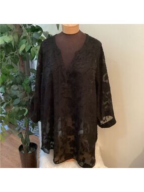 Torrid Harper chiffon clip floral pullover blouse Woman’s size 6 black